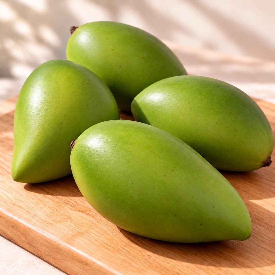Mangga matang utuh dengan kulit halus hijau